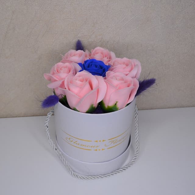 Acest aranjament floral sofisticat, denumit