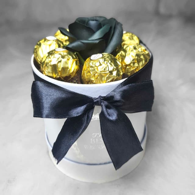 Acest aranjament floral este o combinatie perfecta intre frumusetea naturala a trandafirilor si dulceata bomboanelor Ferrero Rocher.
