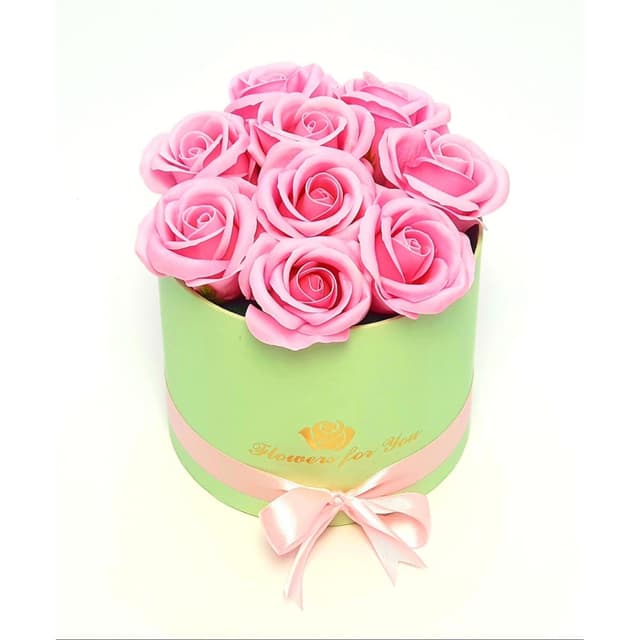 Fiecare trandafir este meticulos realizat pentru a imita perfect florile naturale