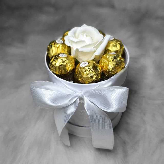 Acest aranjament floral este o combinatie perfecta intre frumusetea naturala a trandafirilor si dulceata bomboanelor Ferrero Rocher.