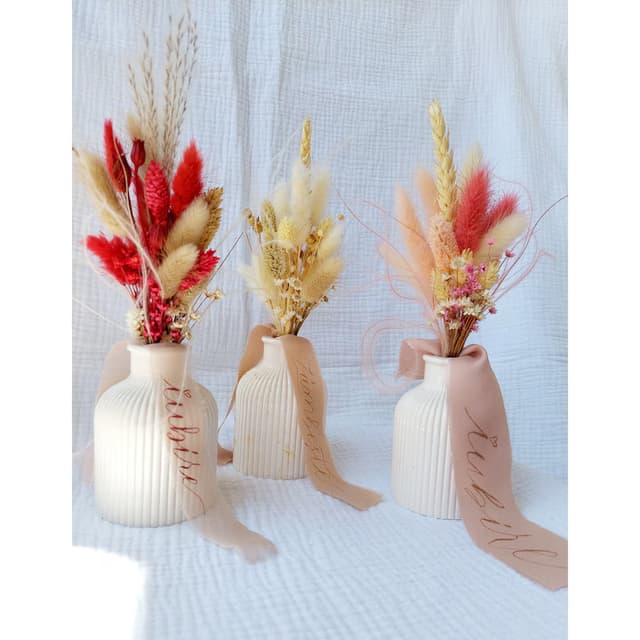 Fie ca doresti sa imbunatatesti estetica propriei locuinte sau sa oferi un cadou special, aceasta vaza decorativa cu aranjament floral este optiunea perfecta.