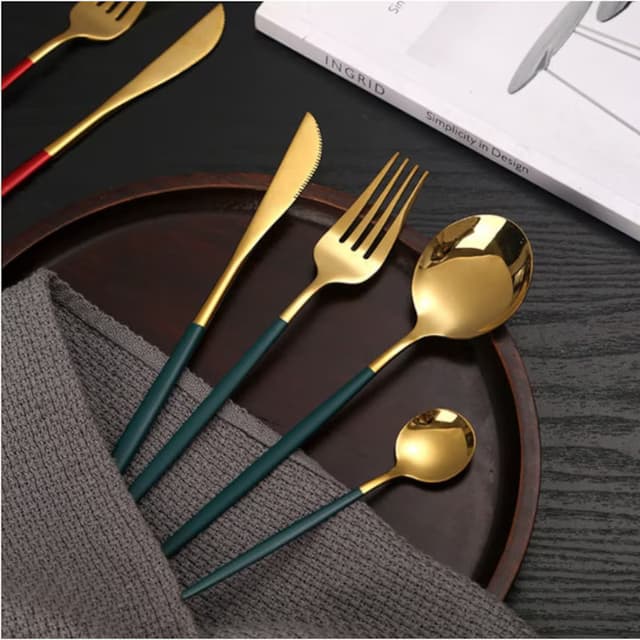 Acest set de tacamuri adauga un aer de distinctie oricarei mese si este perfect pentru cei care apreciaza atat estetica, cat si functionalitatea.