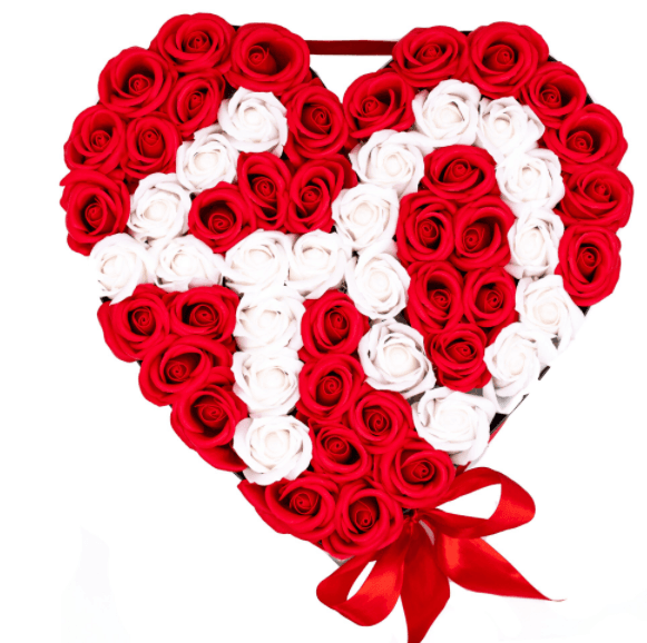 Acest aranjament floral este ambalat intr-o cutie eleganta si rafinata, facandu-l cadoul perfect pentru a impresiona pe cei dragi.