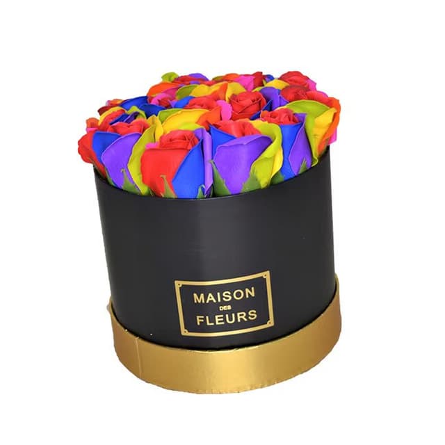Adauga un plus de eleganta si sofisticare cu acest aranjament floral deosebit, care include 13 trandafiri sapun parfumati, prezentati intr-o cutie rotunda neagra Luxury, accentuata cu detalii albastru deschis.