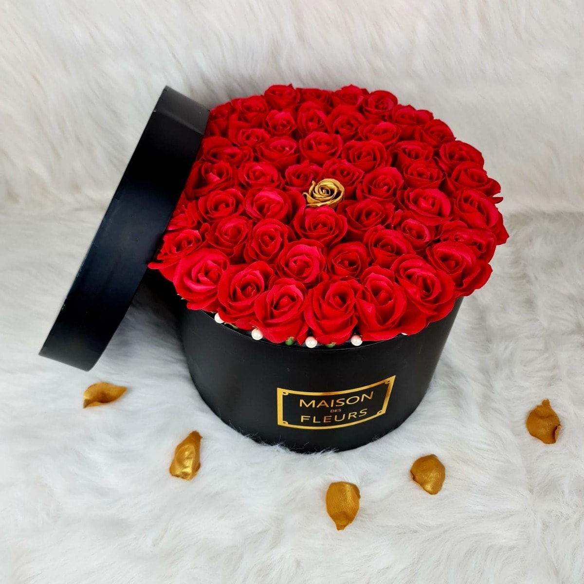 Aranjament floral cu 53 de trandafiri rosii de sapun in cutie eleganta
