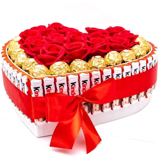 Aranjament Floral Inima cu 19 Trandafiri si Ciocolata Kinder Ferrero