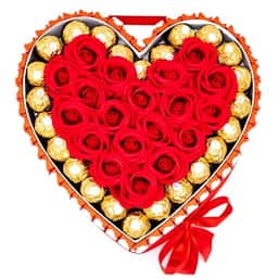 Aranjament Floral Inima cu 19 Trandafiri si Ciocolata Kinder Ferrero