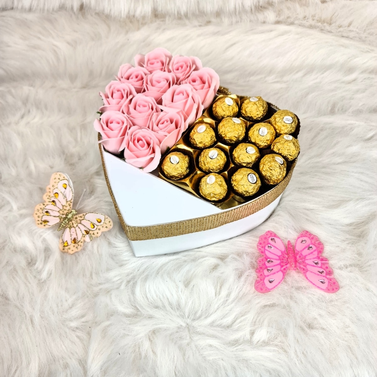 Aranjament floral inima cu 24 trandafiri de sapun roz si praline de ciocolata