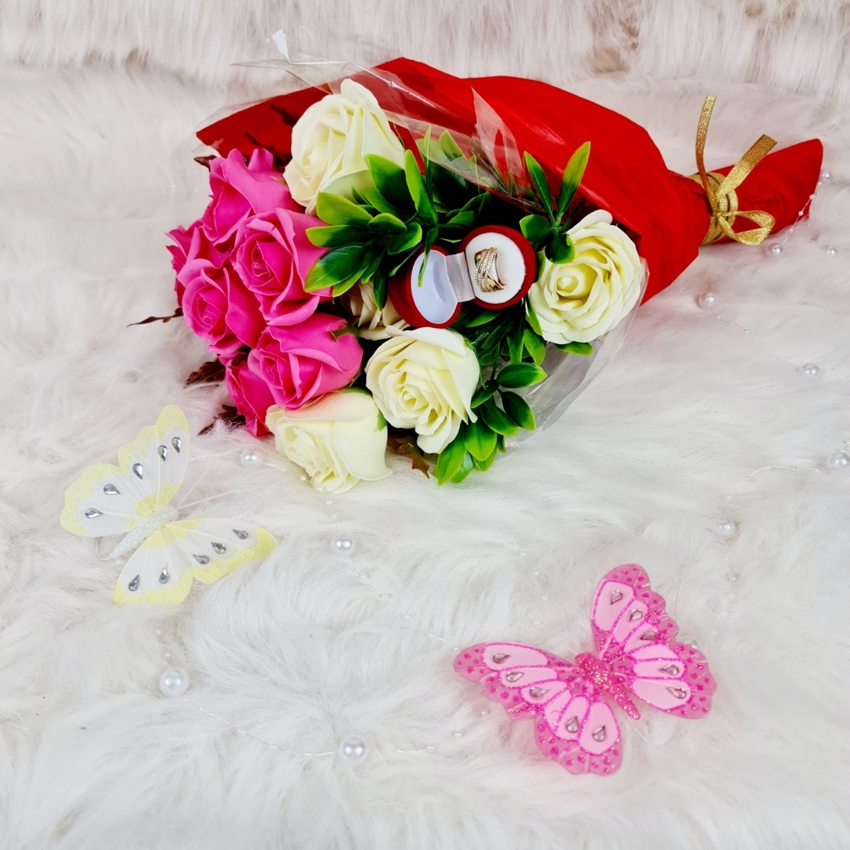 Buchet romantic cu trandafiri roz si albi si cutiuta de inel