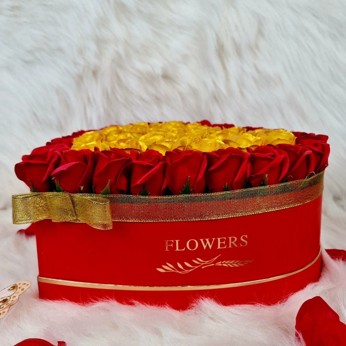 Aranjament floral inima cu 31, 45 si 55 trandafiri parfumati de sapun rosii si aurii