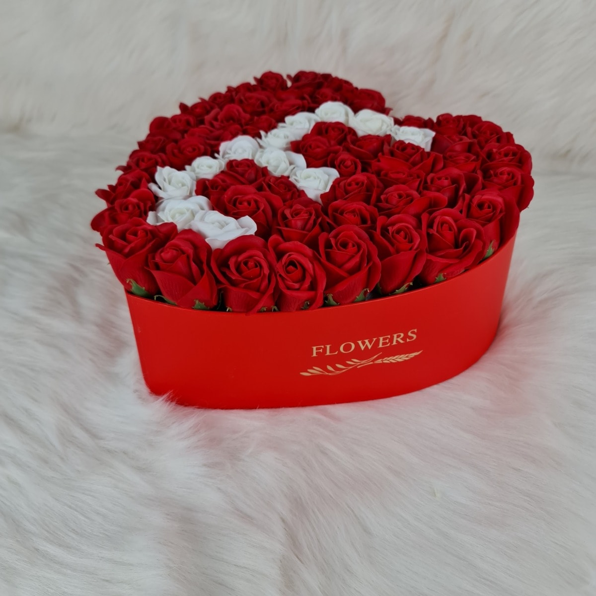 Aranjament floral in forma de inima cu litera E si 55 trandafiri de sapun rosii si albi