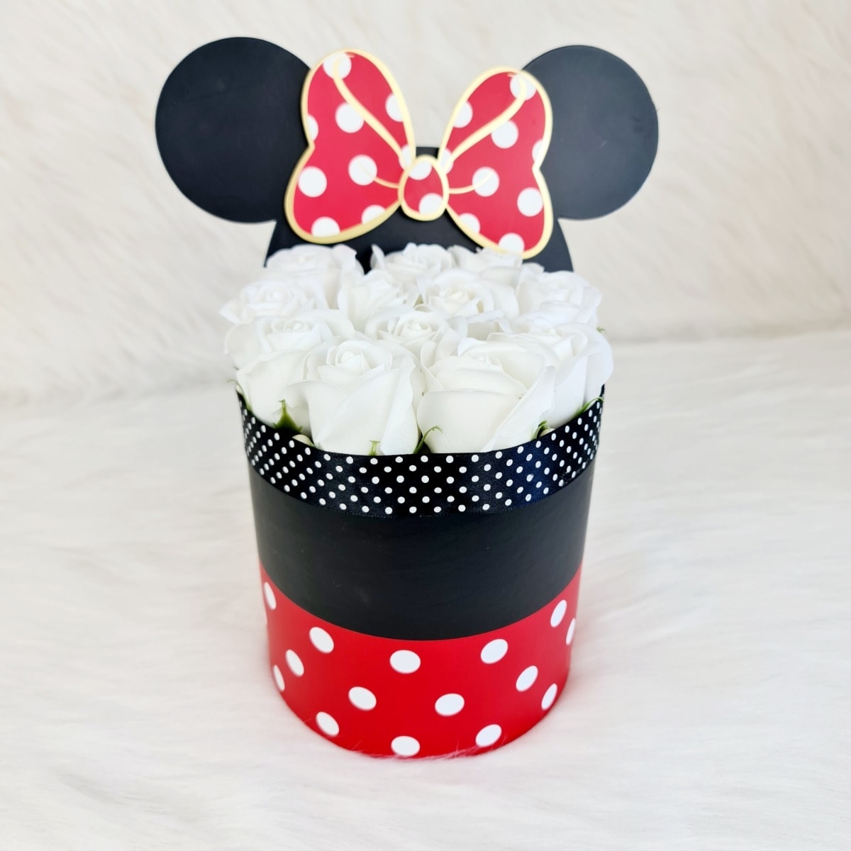 Aranjament Floral Elegant cu Trandafiri de Sapun Albi in Cutie Minnie Mouse