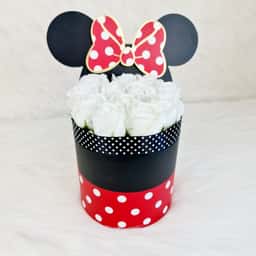 Aranjament Floral cu 15 Trandafiri de Sapun Albi in Cutie Minnie Mouse