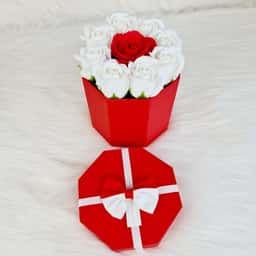Aranjament floral in cutie albi cu 11 trandafiri