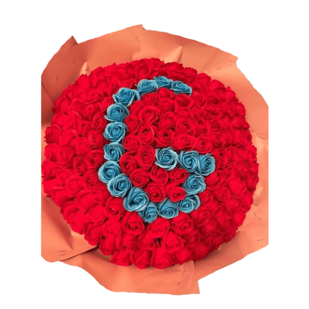 Aranjament floral intr-un buchet mare cu 130 de flori rosii si litera G albastra