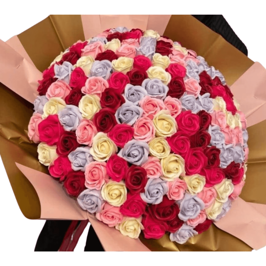 Aranjament floral intr-un buchet care contine 130 de trandafiri de culori diferite
