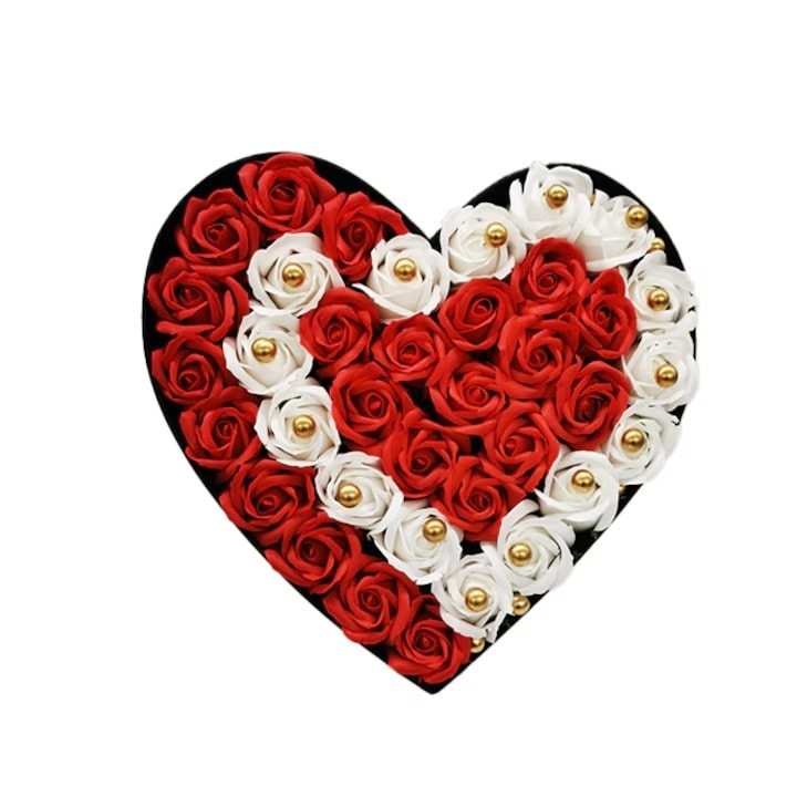 Aranjament floral Love, in cutie in forma de inima neagra, cu 37 trandafiri si accesorii decorative