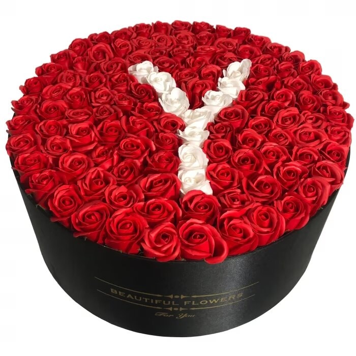 Aranjament Floral cu Litera Y - Cutie Neagra cu 125 Trandafiri de Sapun Personalizabili