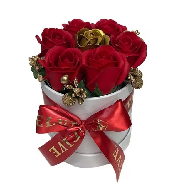 Aranjament Floral cu Sapte Trandafiri din Sapun si Stamine Gold, in Cutie Rotunda Alba
