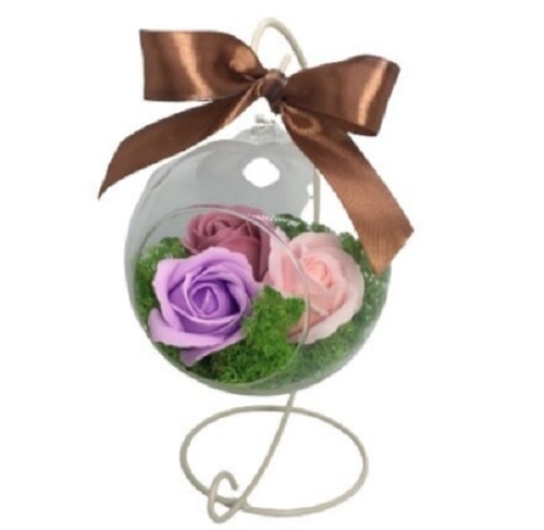 Decor floral cu 3 trandafiri din sapun in glob de sticla cu suport alb