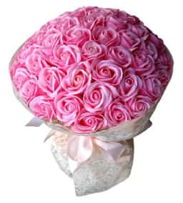 Aranjament floral cu 51 trandafiri din sapun roz deschis
