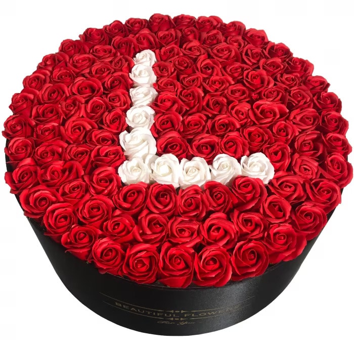 Aranjament Floral Personalizat Litera L cu 101 Trandafiri de Sapun in Cutie Neagra Rotunda