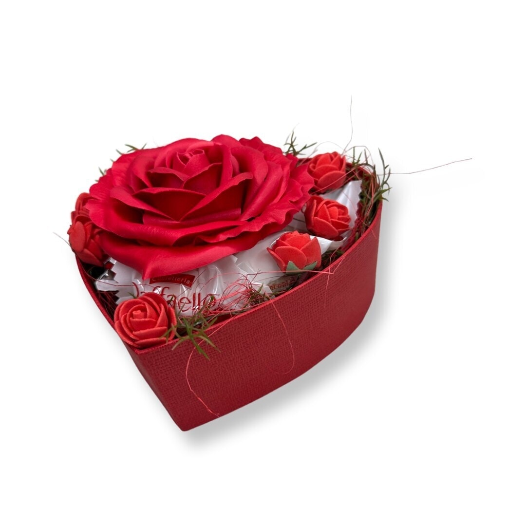 Aranjament Floral Elegant in Cutie Inima cu Trandafiri de Sapun si Dulciuri Rafaello - 8 flori