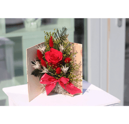 Aranjament floral deosebit cu trandafir etern si flori pastrate, in cutie eleganta rosu, 22 cm