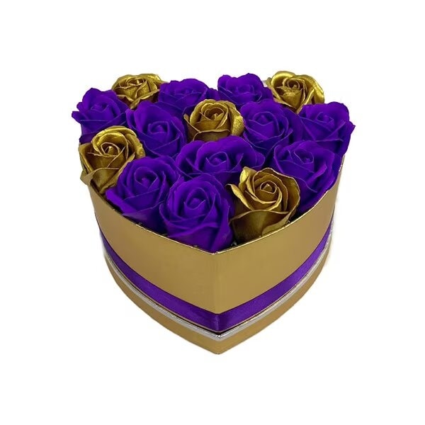 Aranjament floral "Violet Elegance" in cutie aurie inima cu 15 trandafiri sapun, mov