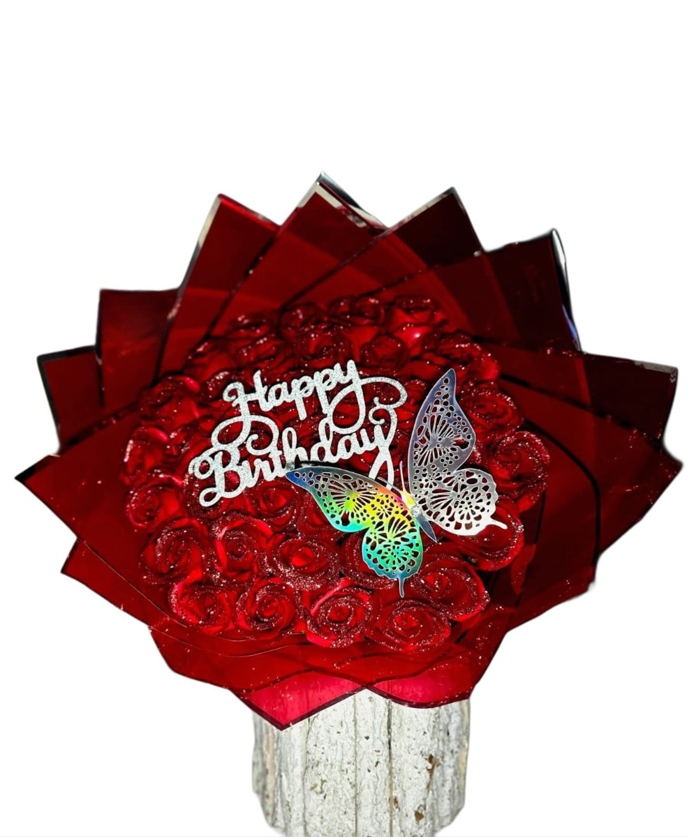 Buchet 40 Trandafiri Rosii cu Fluture decorativ si "Happy birthday" decorativ