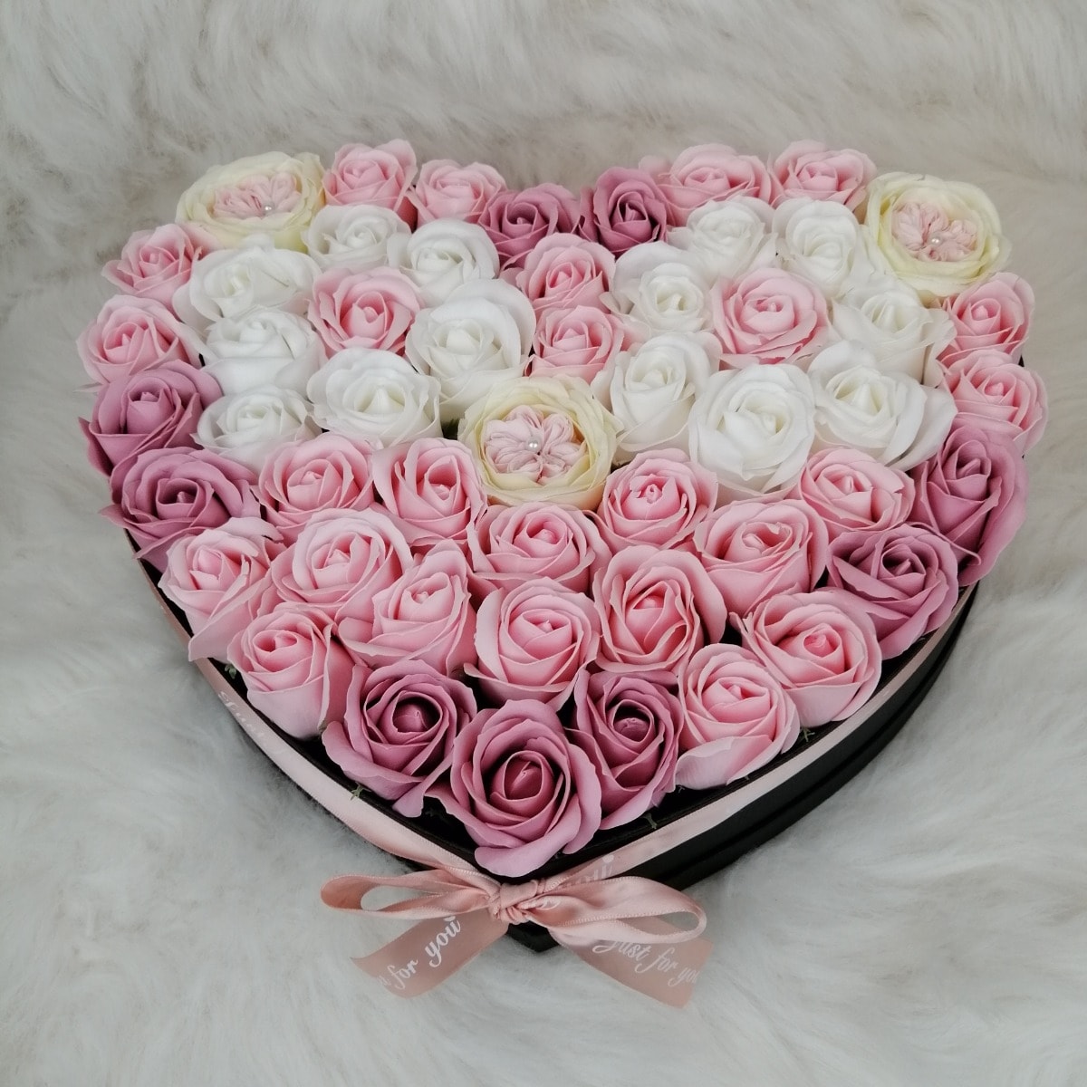 Cutie inima cu 31, 45, 55 trandafiri de sapun roz si albi