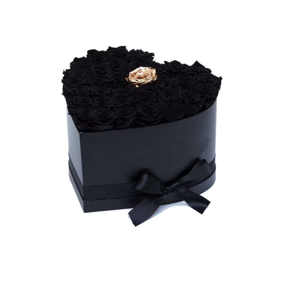 Aranjament Floral Premium Inima cu 31 Trandafiri de Sapun Negri si Un Trandafir Auriu, Lux Gold