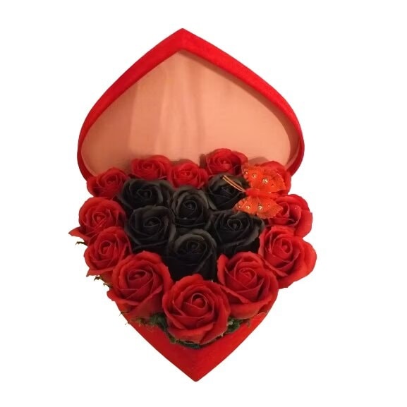 Aranjament Floral Inima cu 19 Trandafiri din Sapun, Rosu/Negru, 23 cm