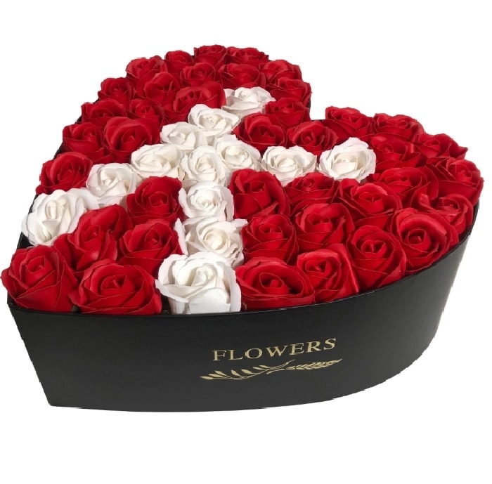 Aranjament Floral Litera K - Cutie Inima cu Trandafiri, 29cm