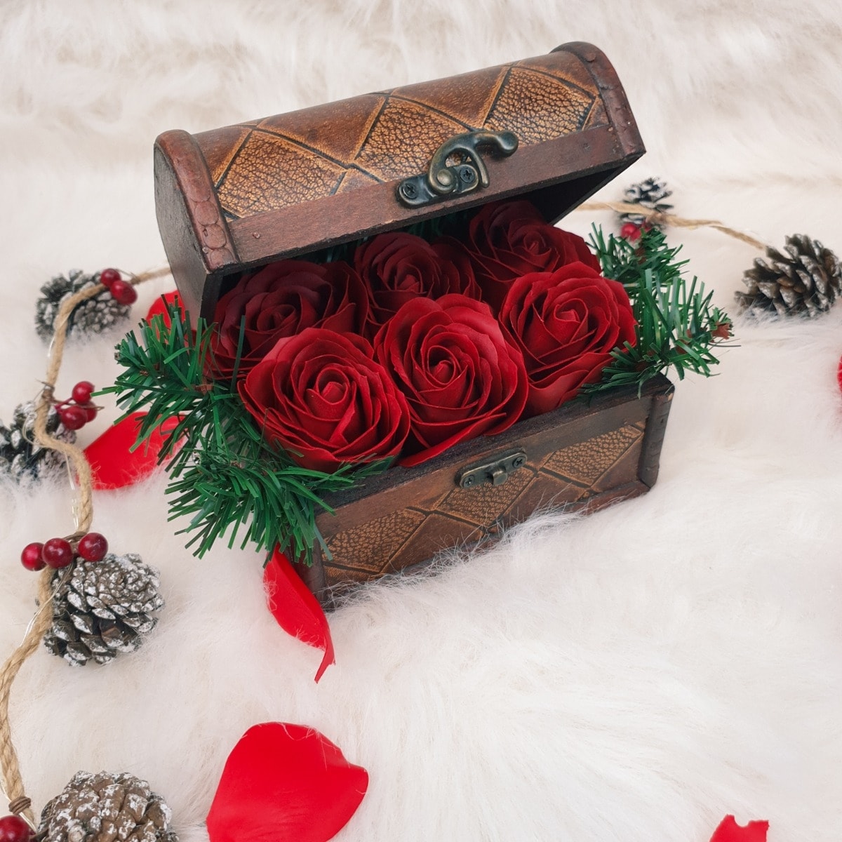 Cufar Decorativ cu Flori de Craciun