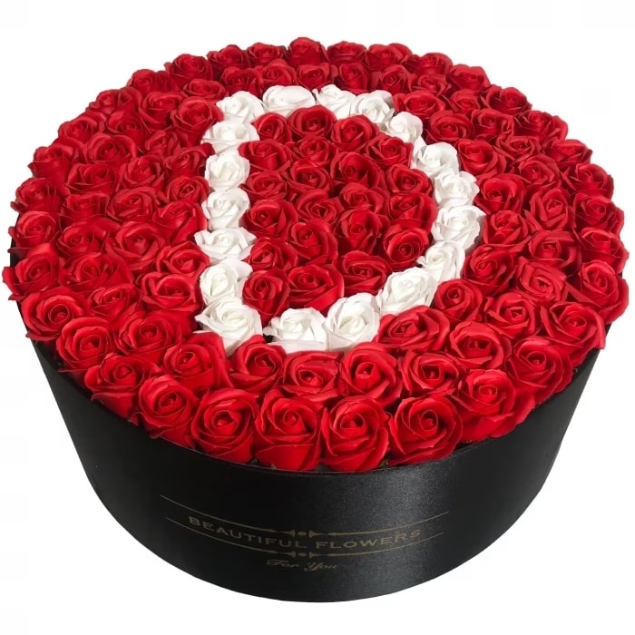 Aranjament Floral cu Litera D - 101 Trandafiri de Sapun in Cutie Neagra Rotunda