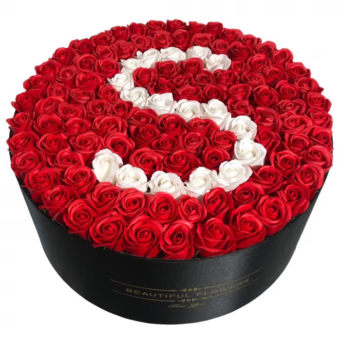 Aranjament Floral cu Litera S - 125 Trandafiri de Sapun in Cutie Neagra Rotunda