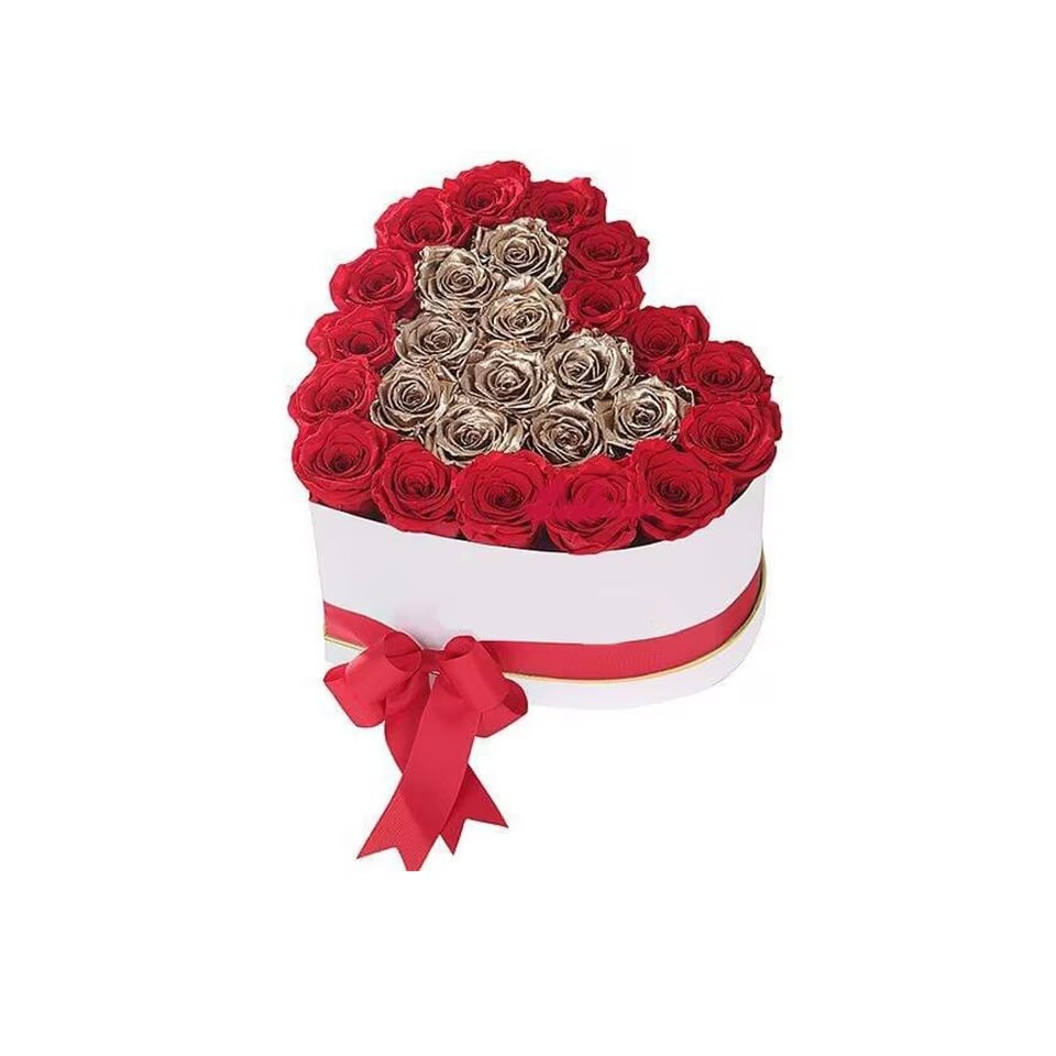 Aranjament floral elegant inima cu 31 trandafiri din sapun rosu si auriu