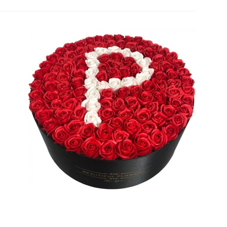 Aranjament Floral cu Litera P si 125 Trandafiri de Sapun in Cutie Neagra Rotunda