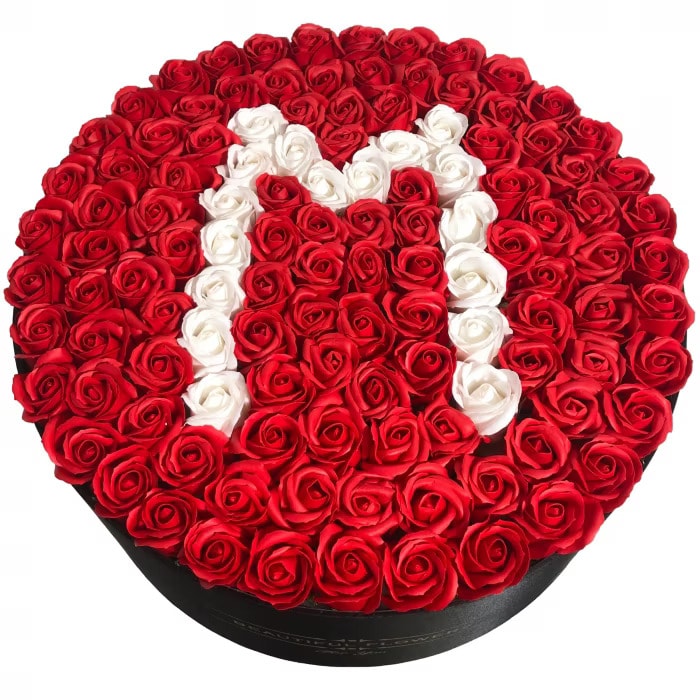 Aranjament Floral cu Litera M - Cutie Neagra Rotunda cu 101 Trandafiri de Sapun