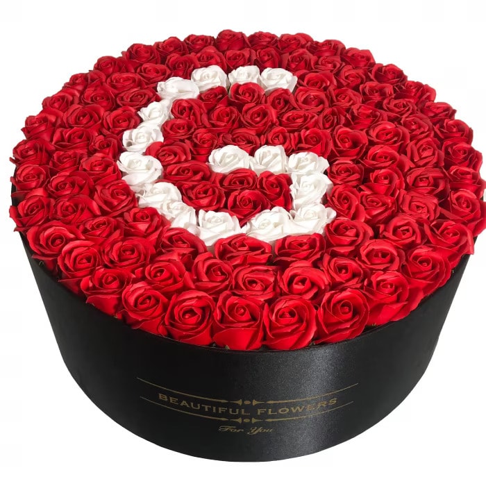 Aranjament Floral cu Litera G - Cutie Neagra cu 101 Trandafiri de Sapun Personalizati