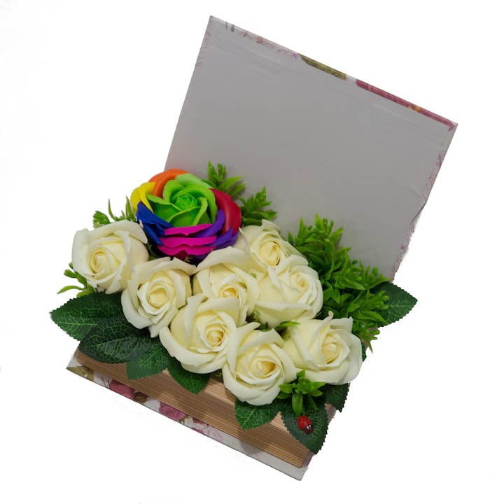 Aranjament floral cu 9 trandafiri de sapun albi-multicolor in forma de carte