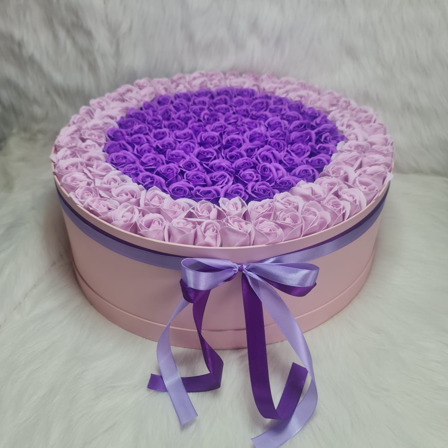 Buchet cutie rotunda cu 50 trandafiri