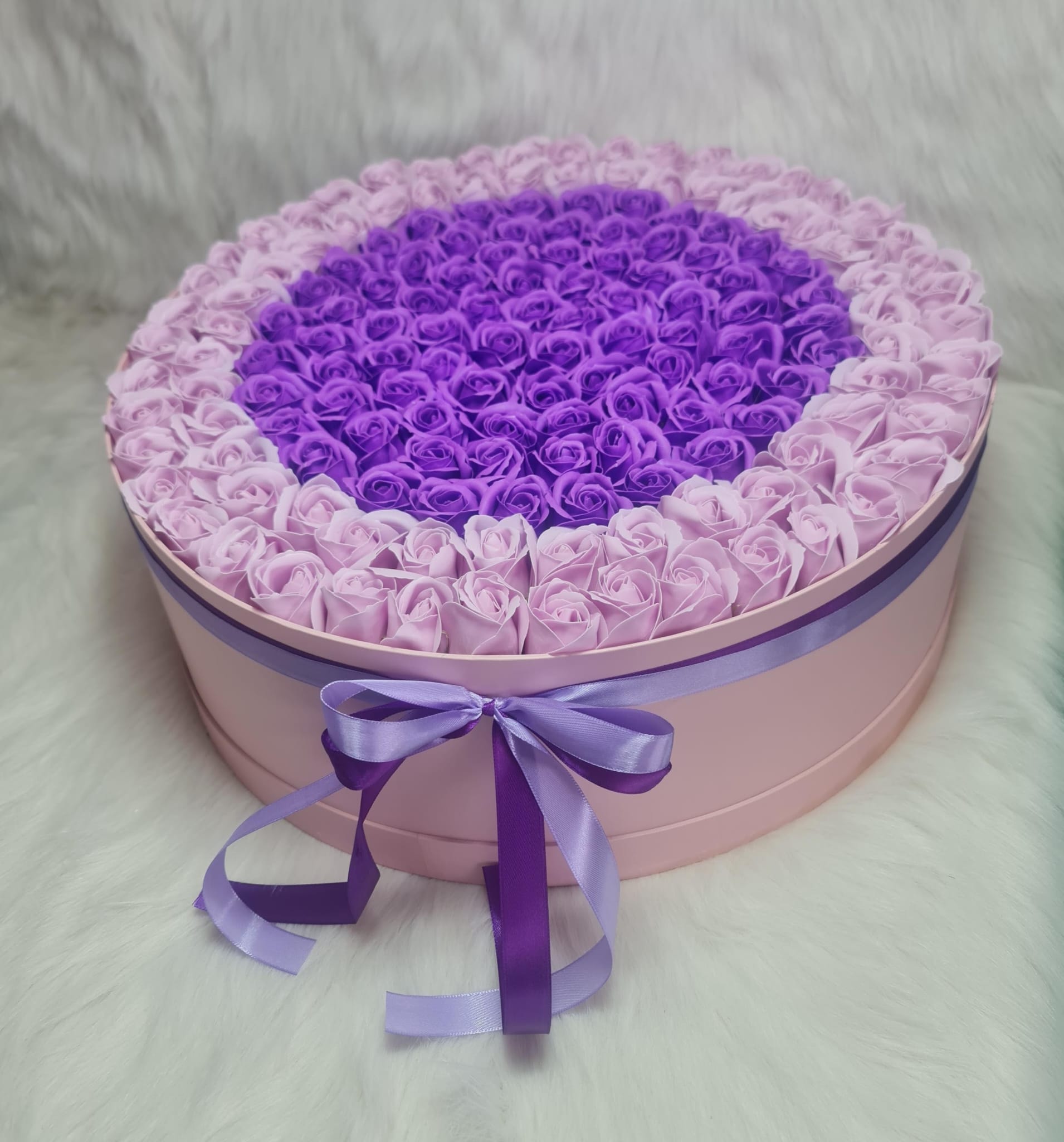 Buchet cutie rotunda cu 151 trandafiri