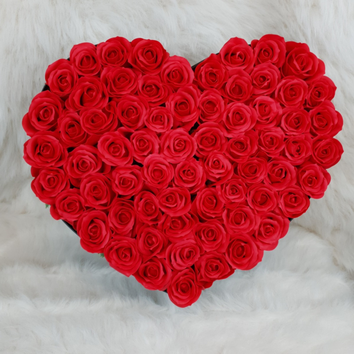 Aranjament floral inima cu 31, 45, 55, 79 trandafiri parfumati de sapun rosii