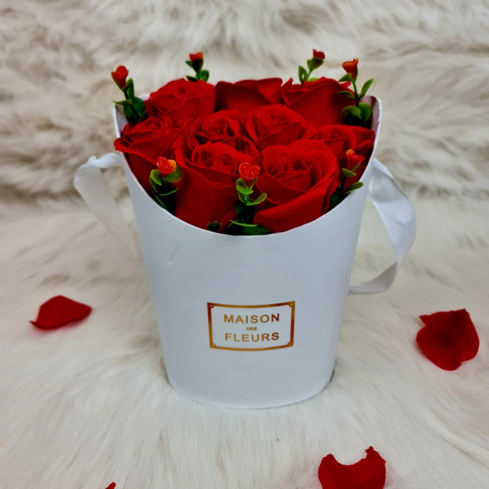 Aranjament floral cu 9 trandafiri parfumati de sapun rosii in cutie cilindrica cu sfoara