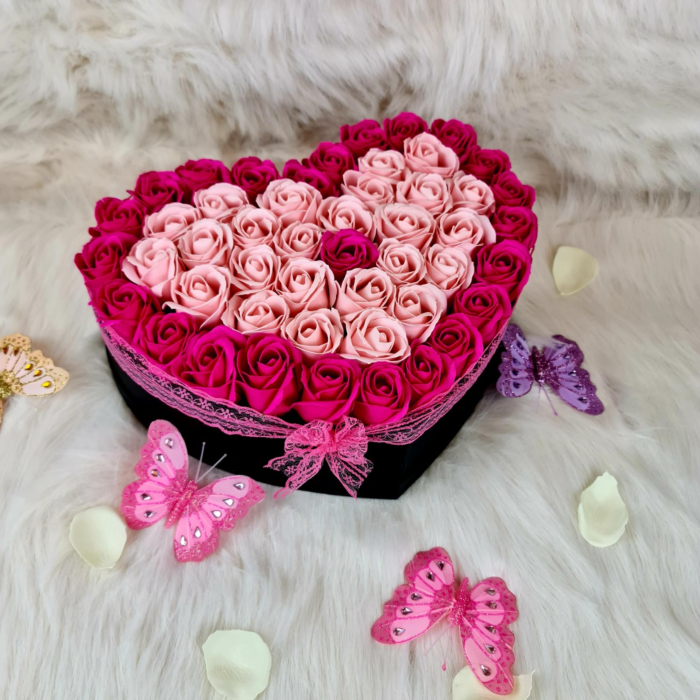 Aranjament floral inima cu 31, 45, 55 trandafiri parfumati de sapun roz