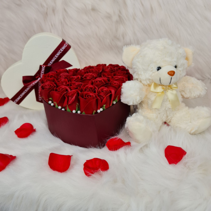Aranjament floral Inima cu 26 trandafiri parfurmati de sapun rosii si ursulet cadou