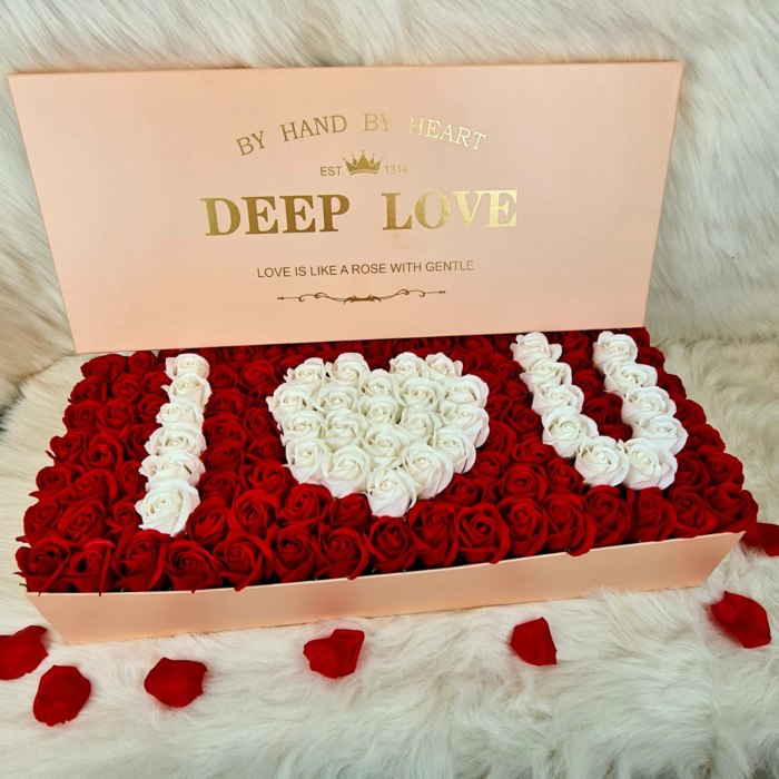 Aranjament floral "I love you" cu 119 trandafiri parfumati de sapun rosii si albi in cutie cadou
