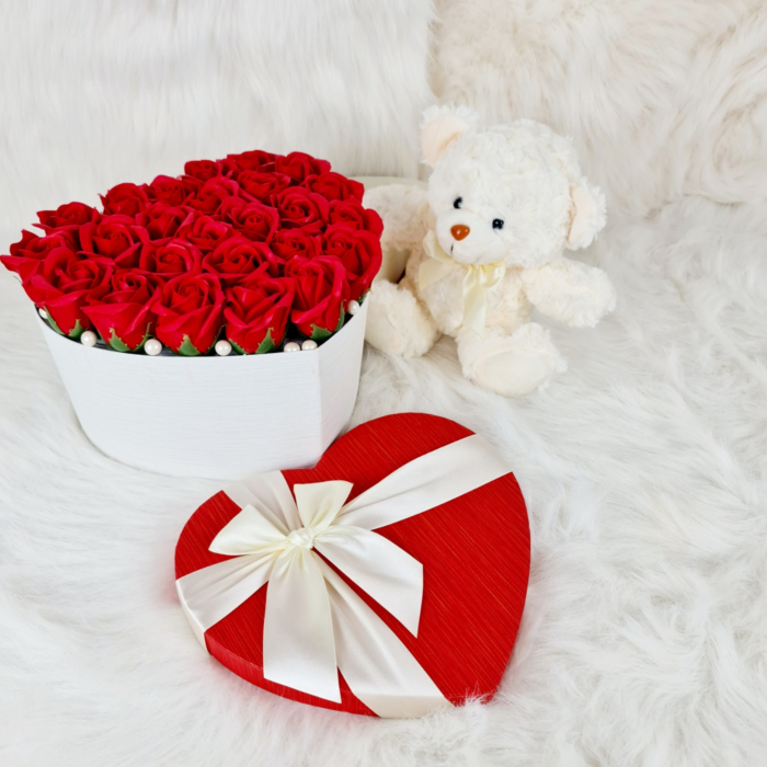 Aranjament floral Inima cu 25 trandafiri parfurmati de sapun rosii si ursulet cadou